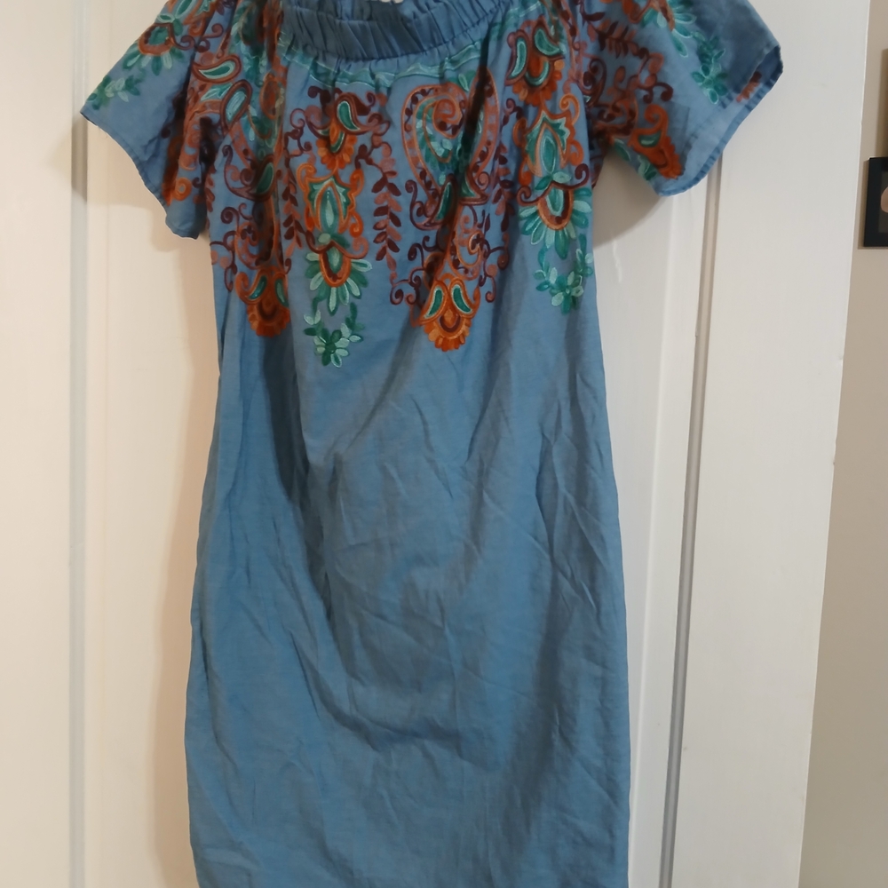 Elegant Strapless Blue Dress with Embroidery